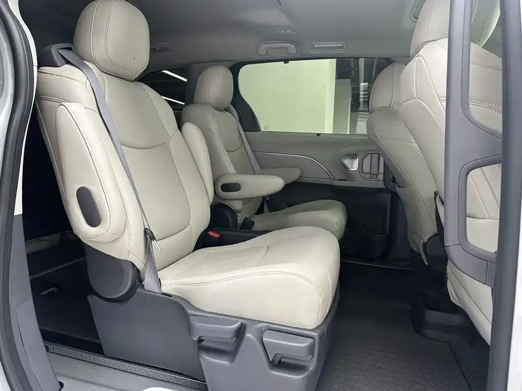 Toyota Sienna — фото 10