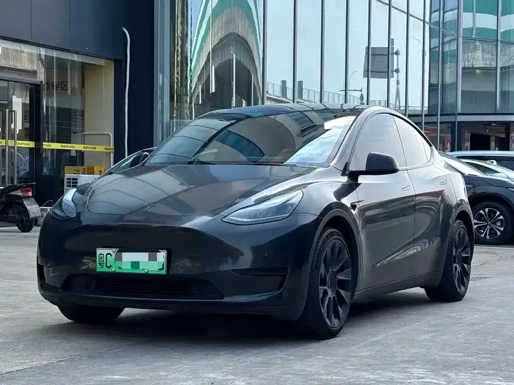 Tesla Model Y — фото 1