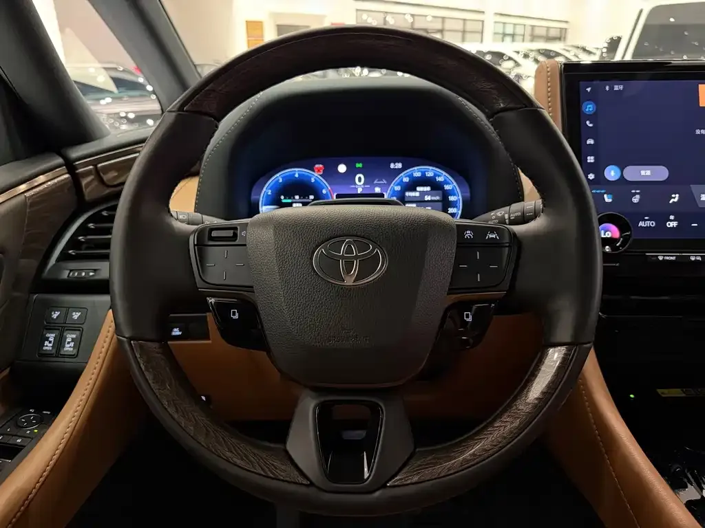 Toyota Alphard — фото 10