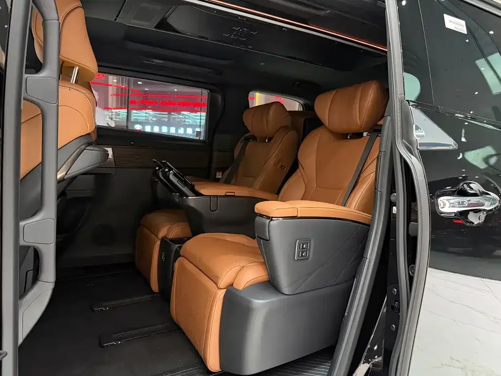 Toyota Alphard — фото 8