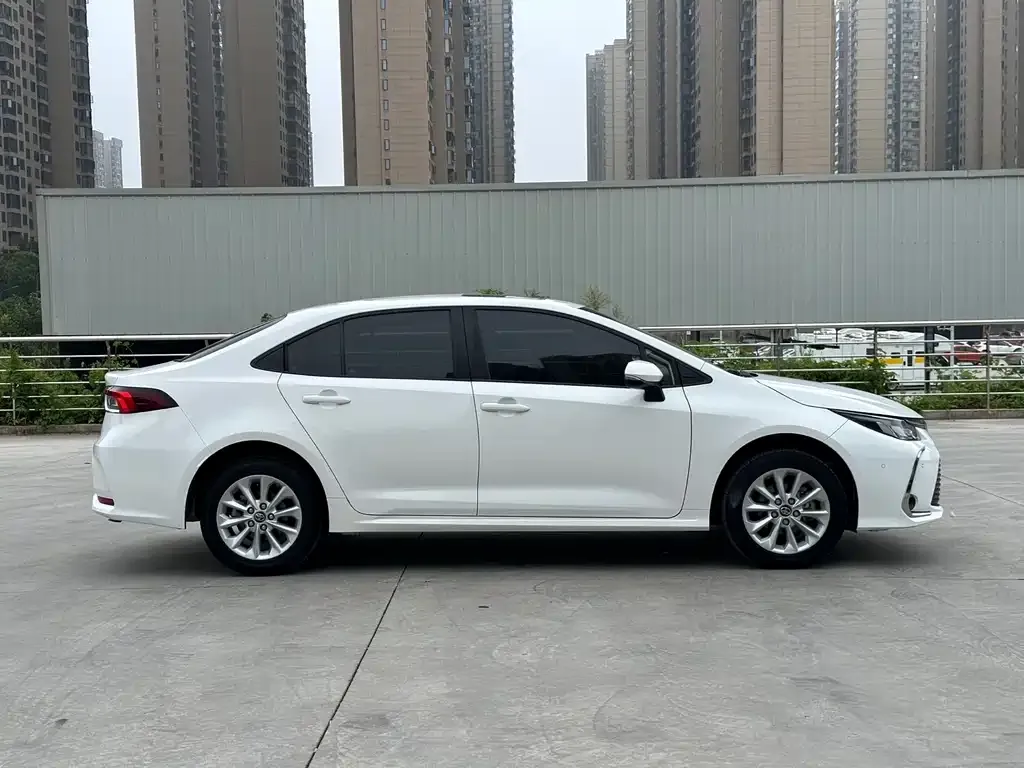 Toyota Corolla — фото 10