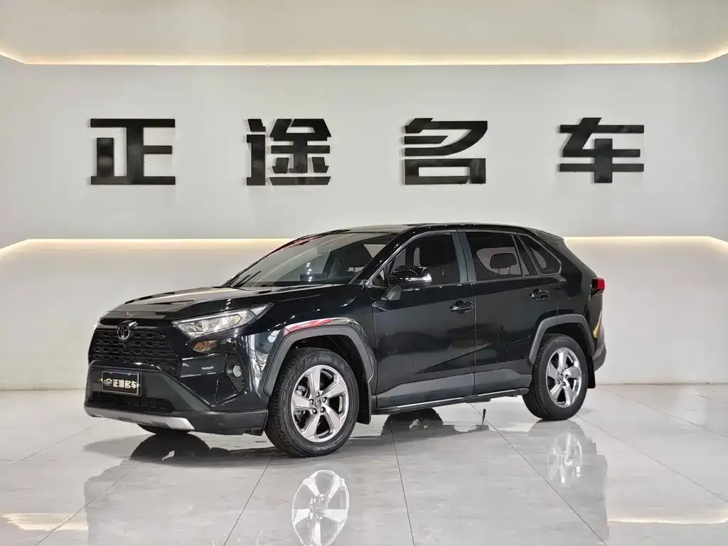 Toyota RAV4 — фото 1