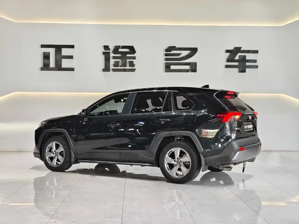 Toyota RAV4 — фото 3
