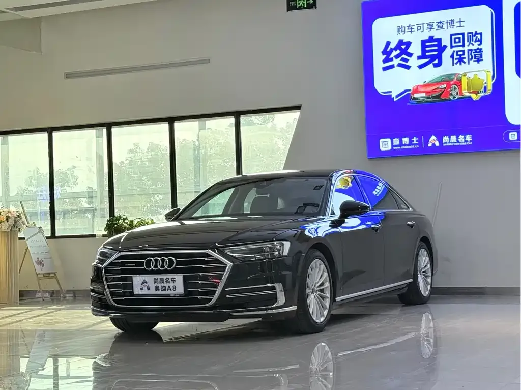 Audi A8 — фото 1