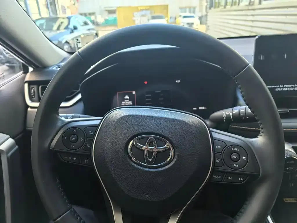 Toyota RAV4 — фото 5
