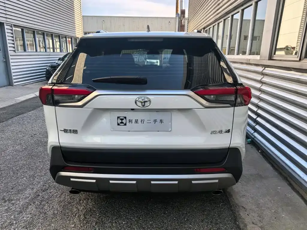 Toyota RAV4 — фото 9