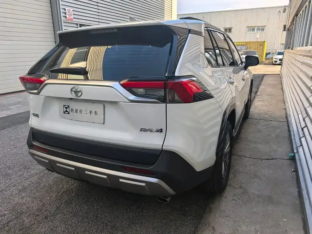 Toyota RAV4 — фото 10