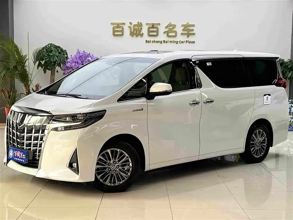 Toyota Alphard — фото 1