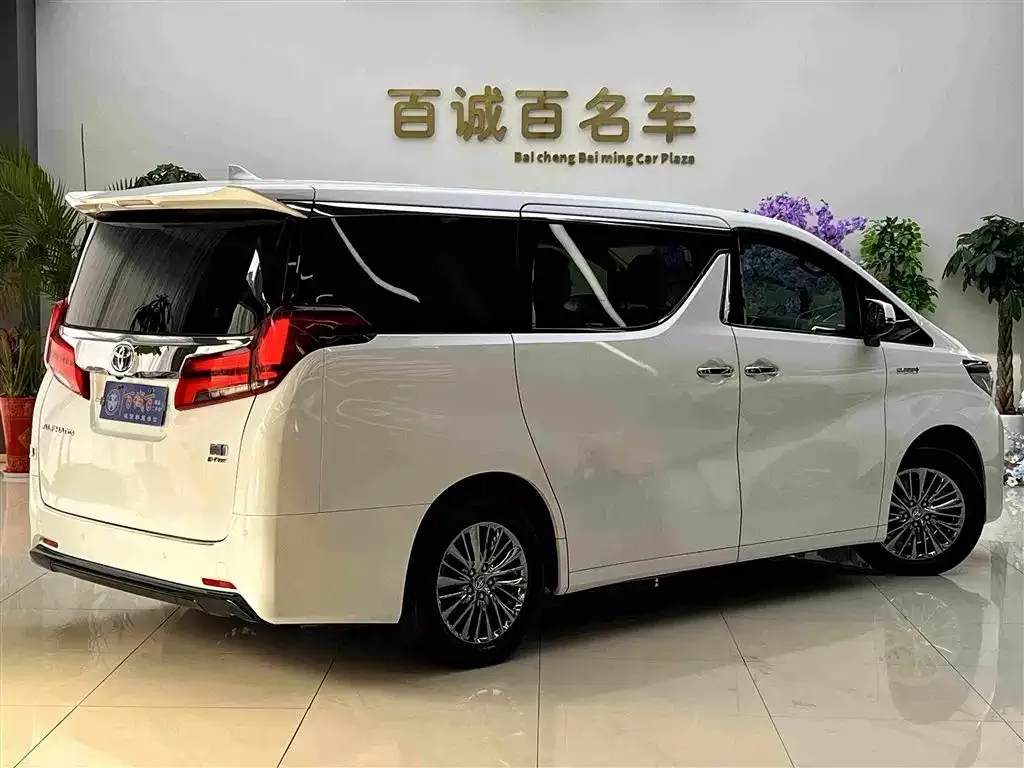 Toyota Alphard — фото 3