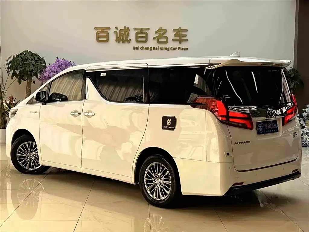 Toyota Alphard — фото 9
