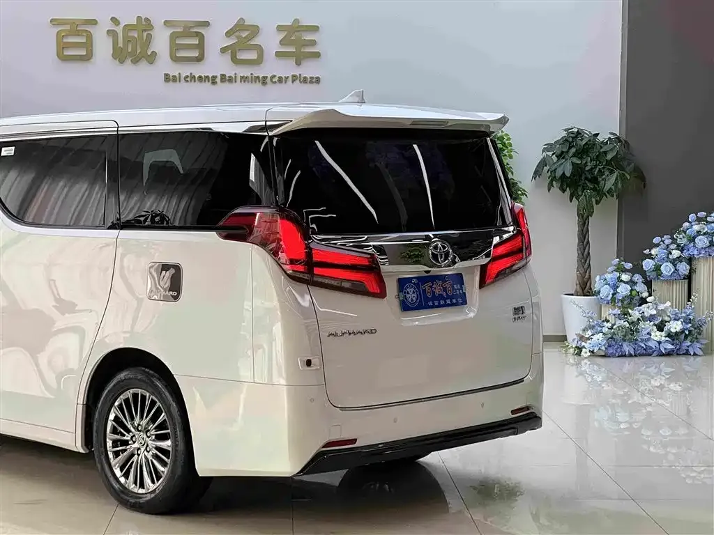 Toyota Alphard — фото 8