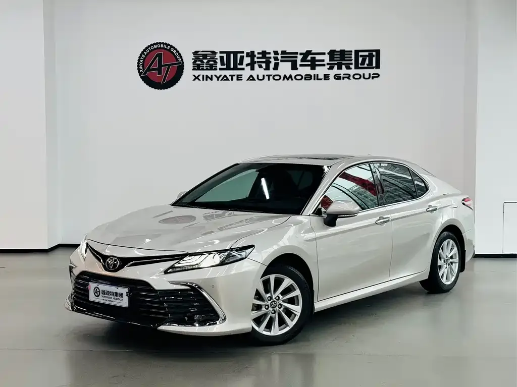 Toyota Camry — фото 1