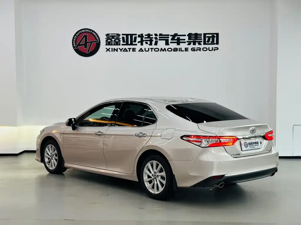 Toyota Camry — фото 2