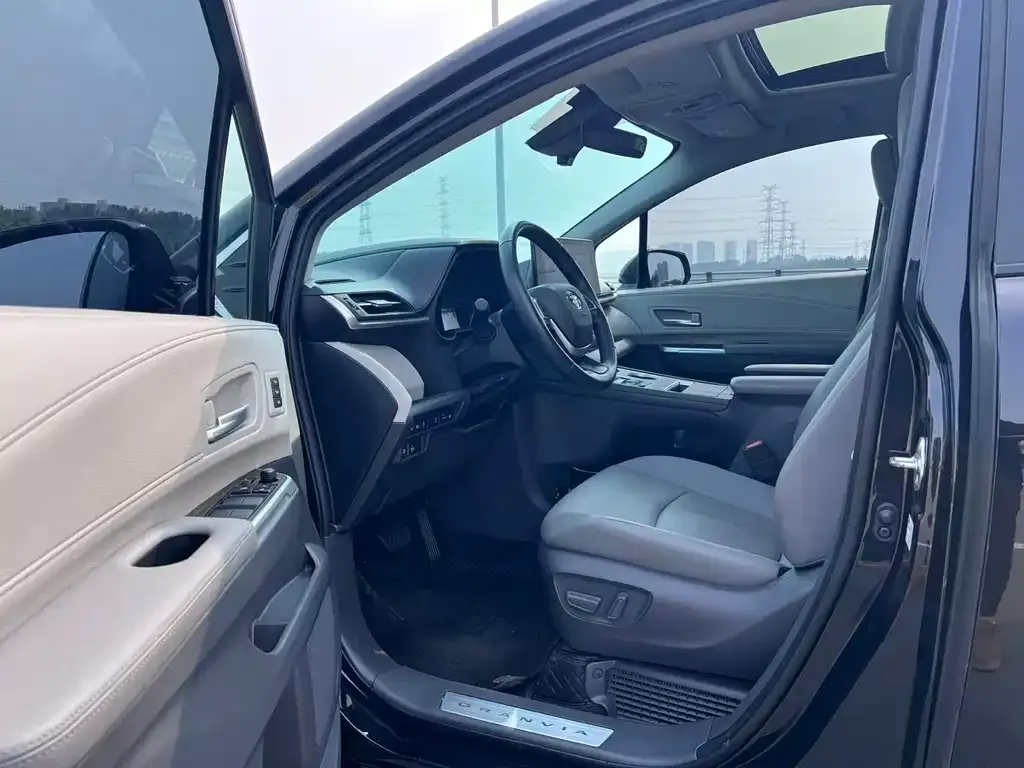Toyota Granvia — фото 2