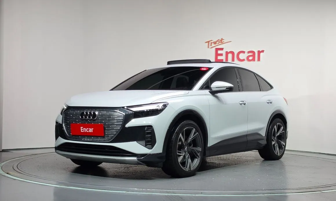 Audi Q4 e-tron — фото 1