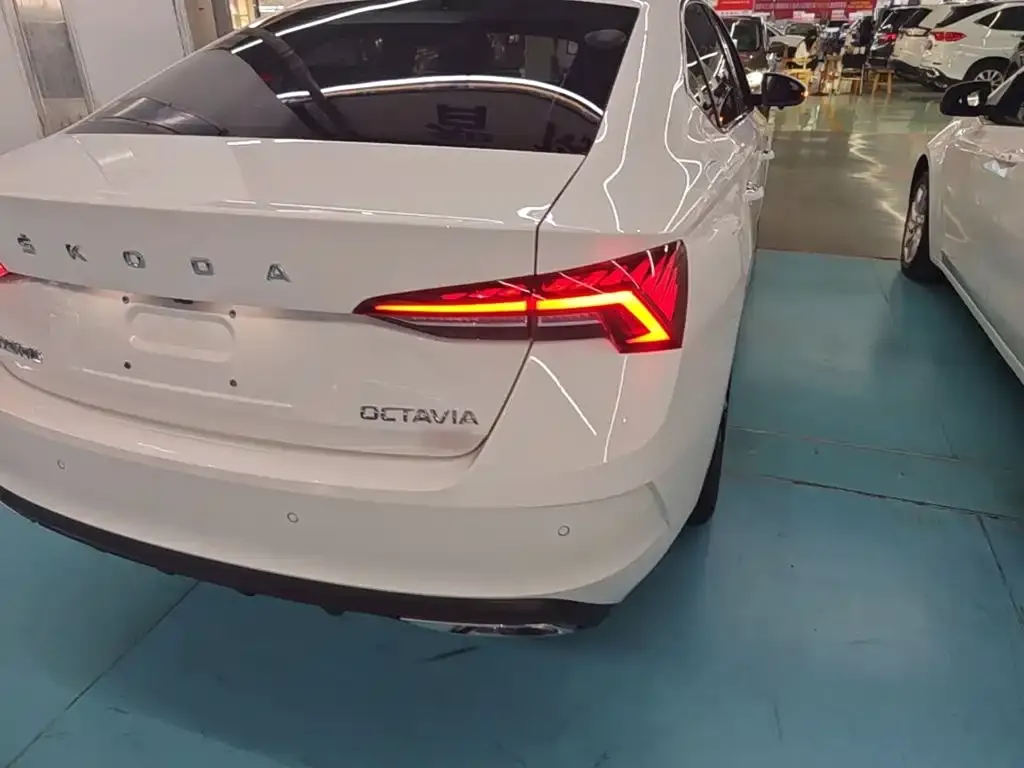 Skoda Octavia — фото 2
