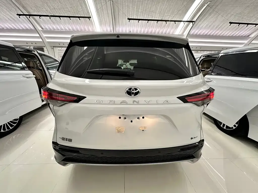 Toyota Granvia — фото 6