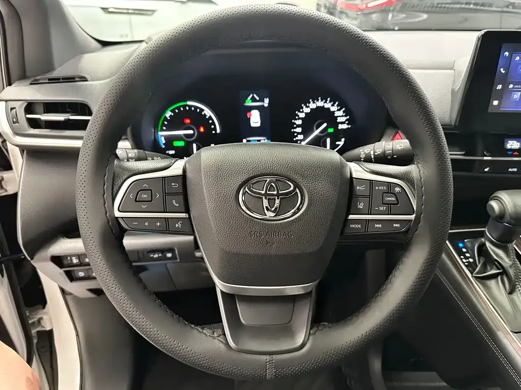 Toyota Granvia — фото 10