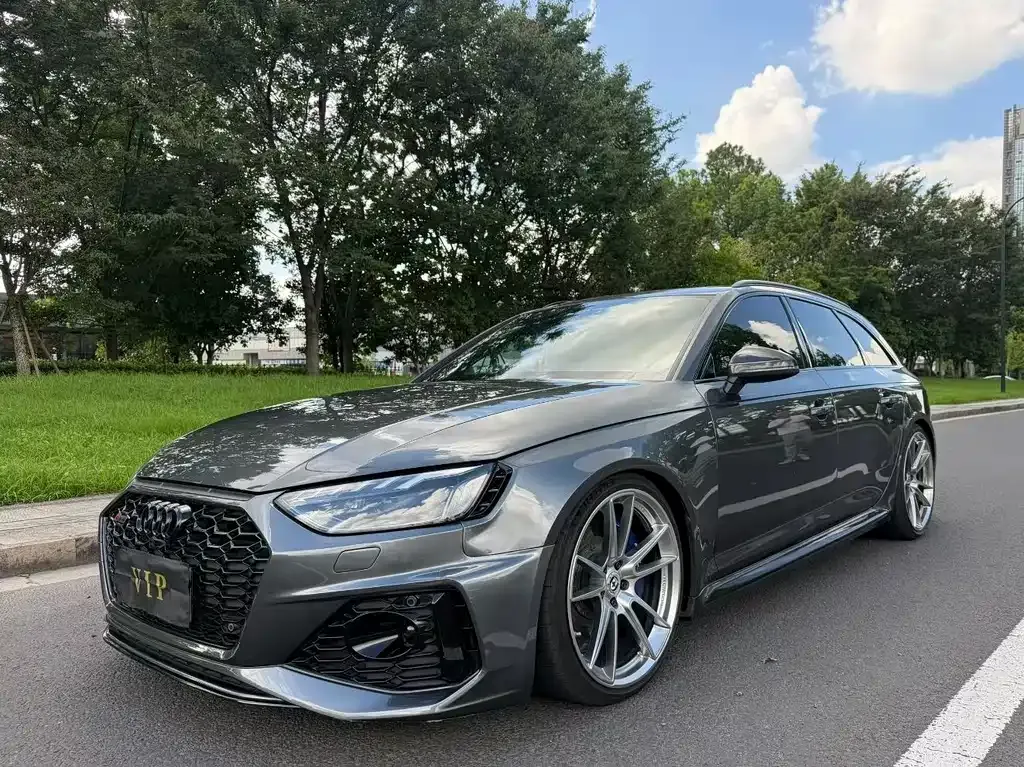 Audi RS 4 — фото 1