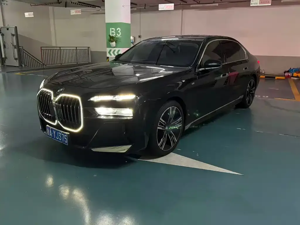 BMW 7 Series — фото 1