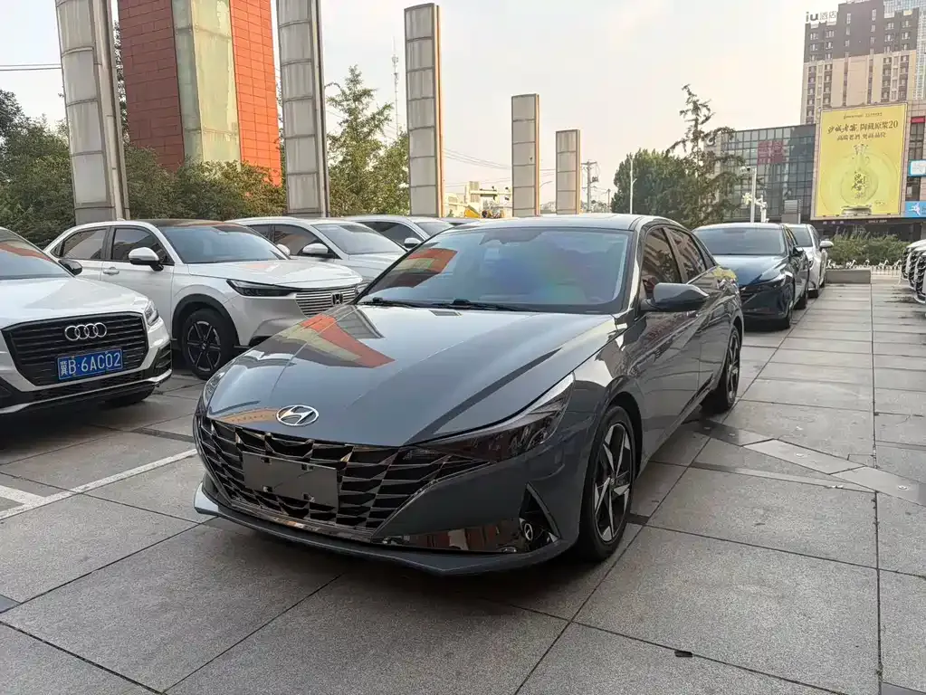Hyundai Elantra — фото 1