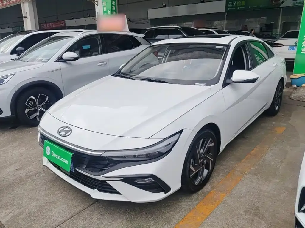 Hyundai Elantra — фото 1