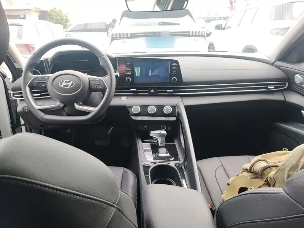 Hyundai Elantra — фото 10