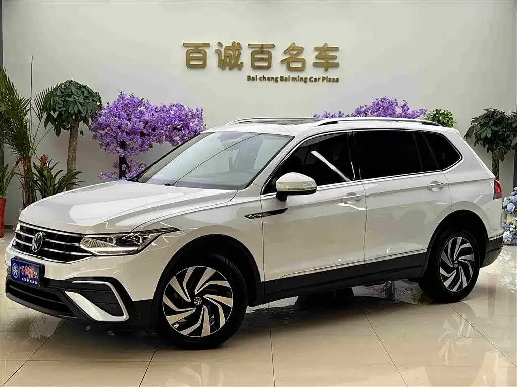 Volkswagen Tiguan L — фото 1