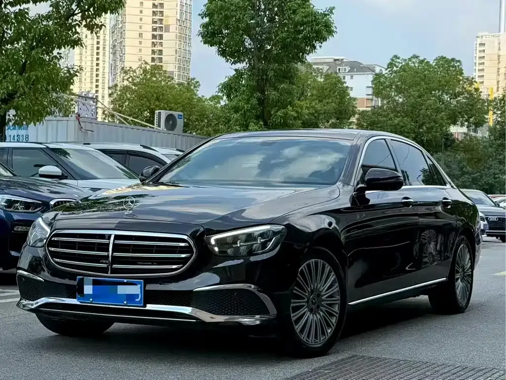 Mercedes-Benz E-Class — фото 1