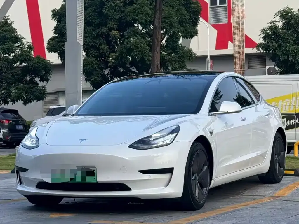 Tesla Model 3 — фото 1