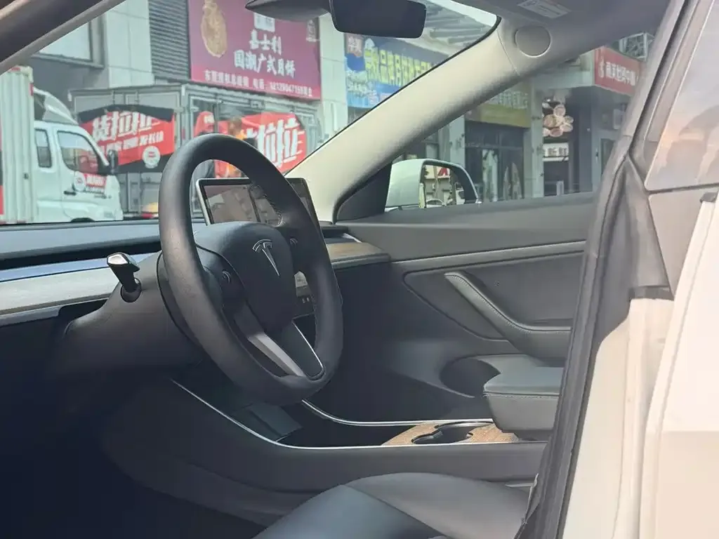 Tesla Model 3 — фото 5