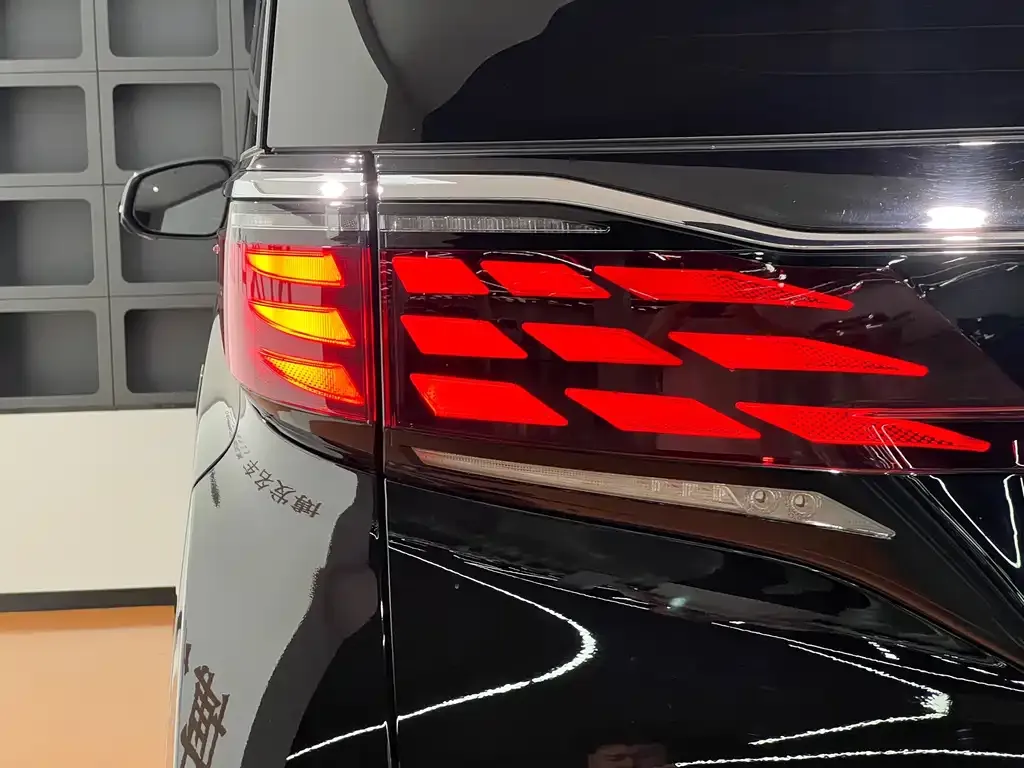 Toyota Alphard — фото 2