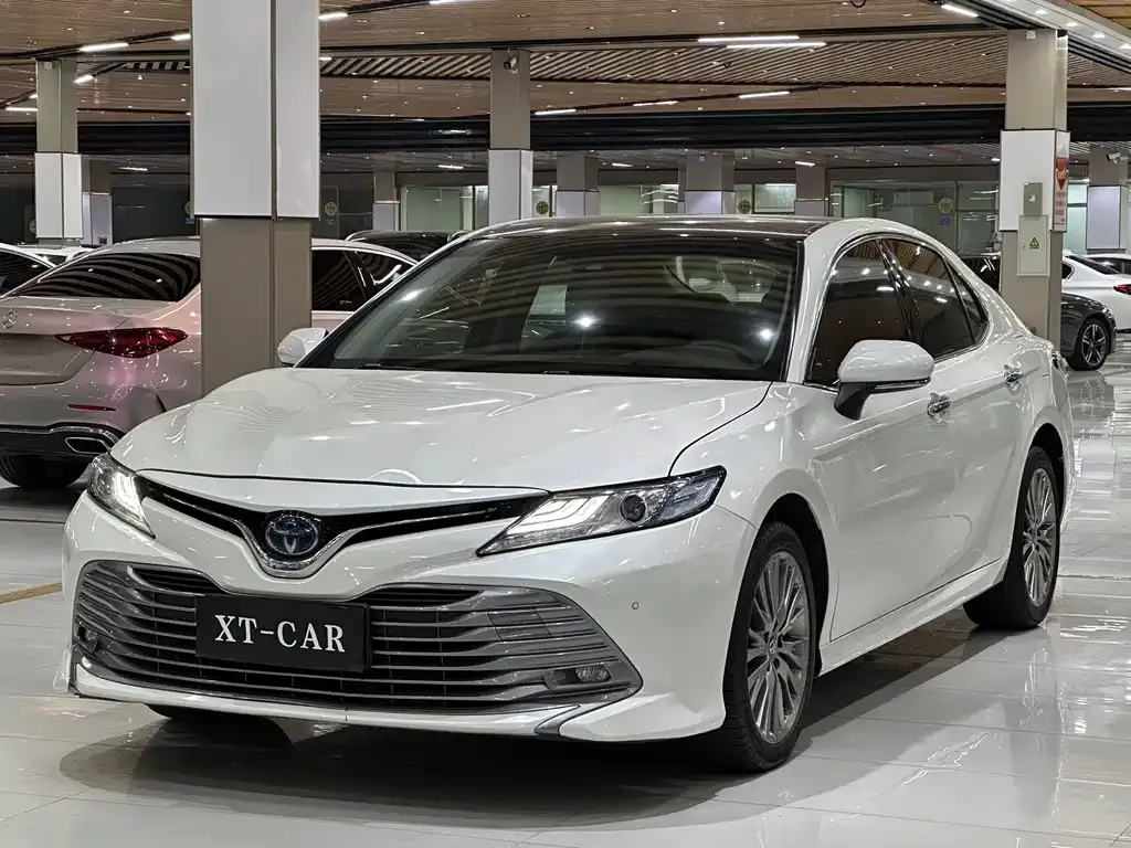 Toyota Camry — фото 1