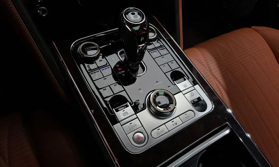Bentley Flying Spur — фото 10