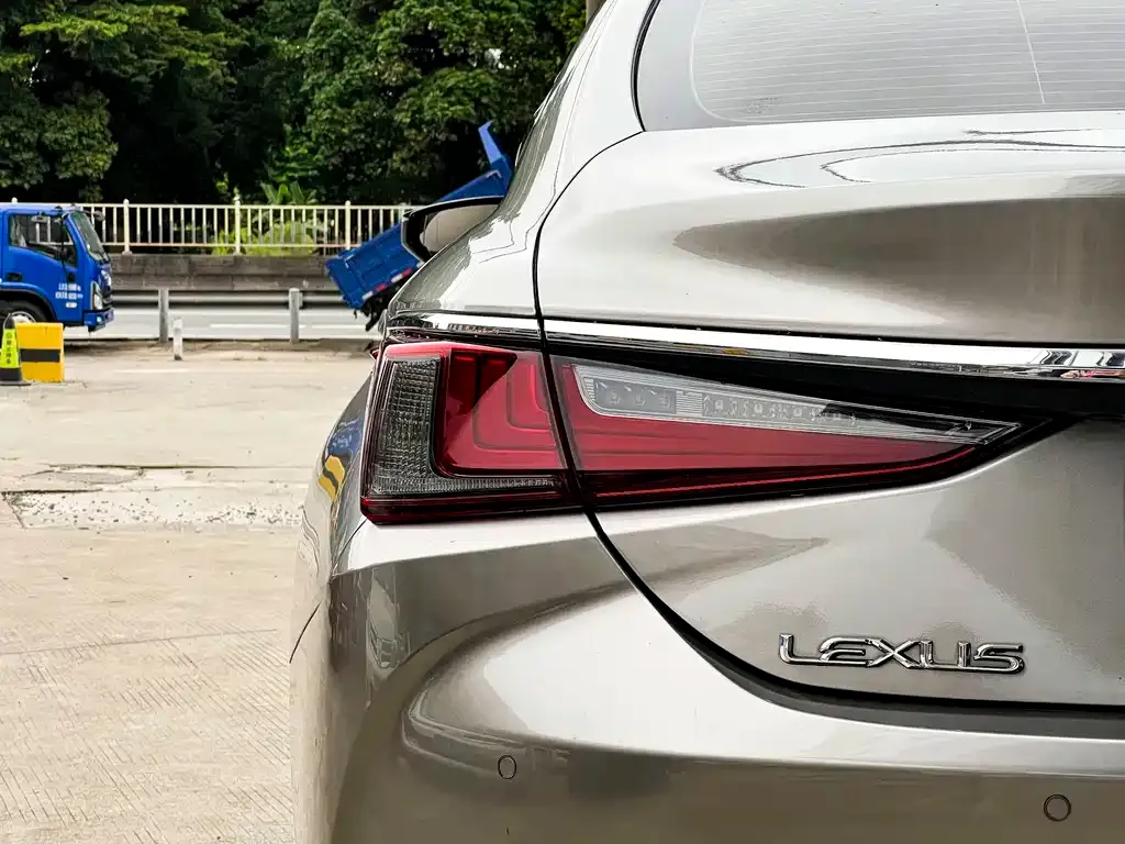 Lexus ES — фото 10