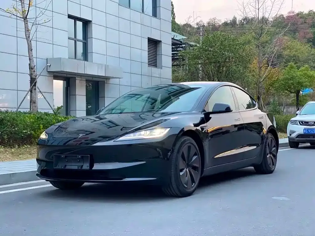 Tesla Model 3 — фото 1