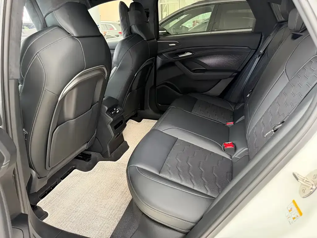 Audi Q6L Sportback e-tron — фото 7