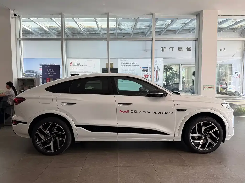 Audi Q6L Sportback e-tron — фото 10