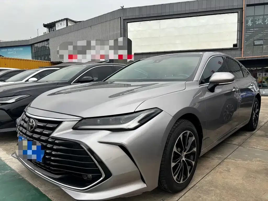 Toyota Avalon — фото 1