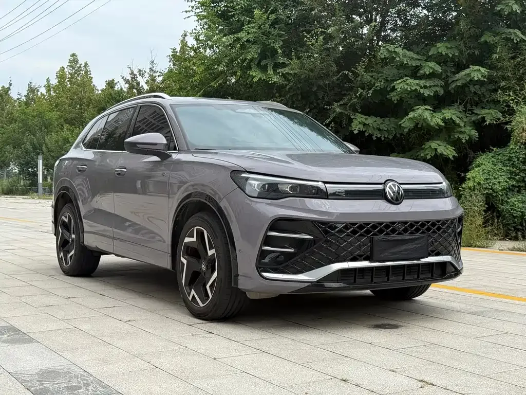 Volkswagen Tiguan L — фото 1