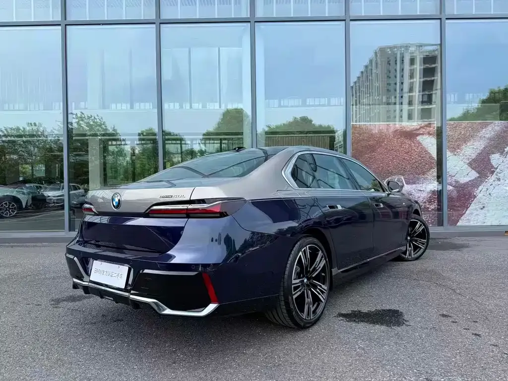 BMW i7 — фото 8