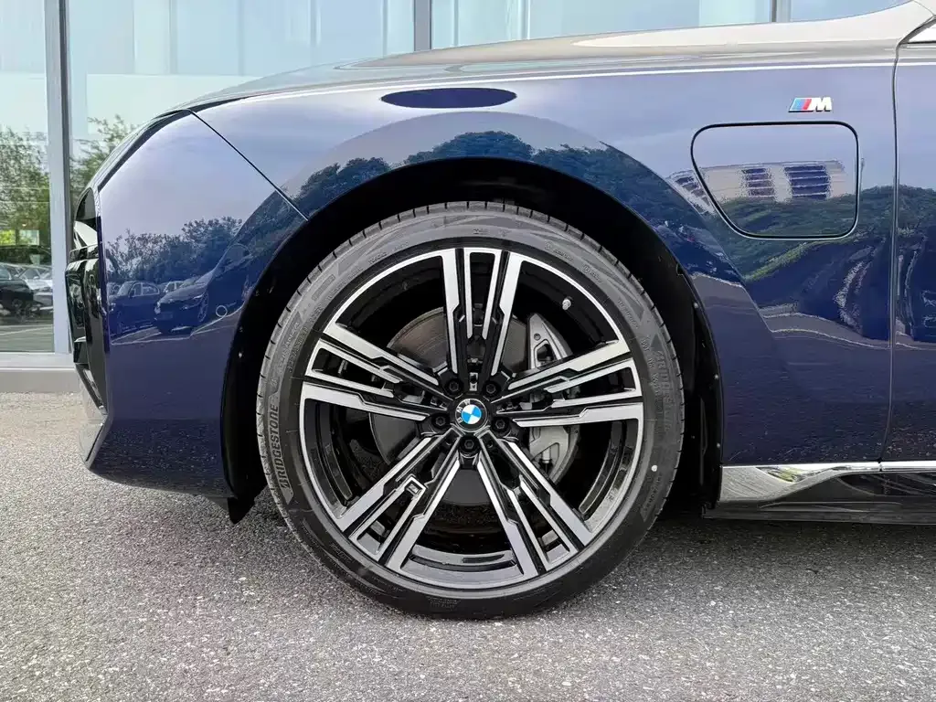 BMW i7 — фото 2