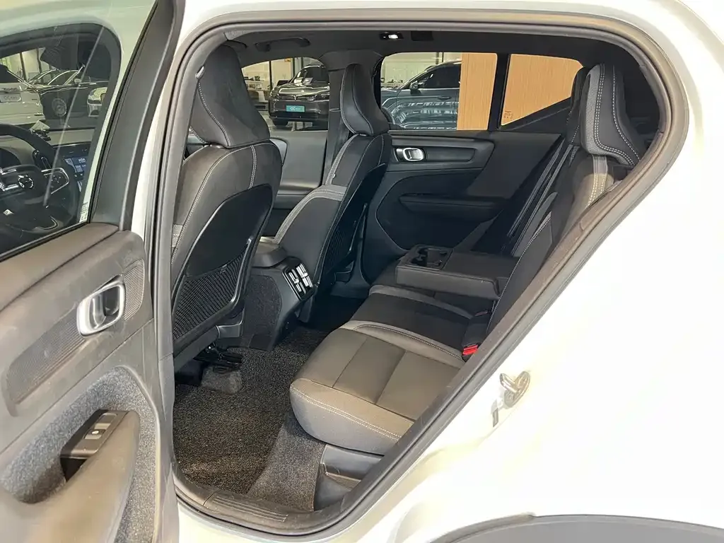 Volvo XC40 — фото 10