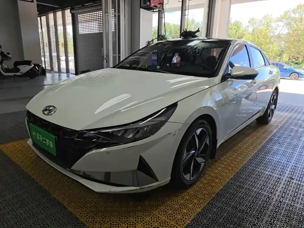 Hyundai Elantra — фото 1