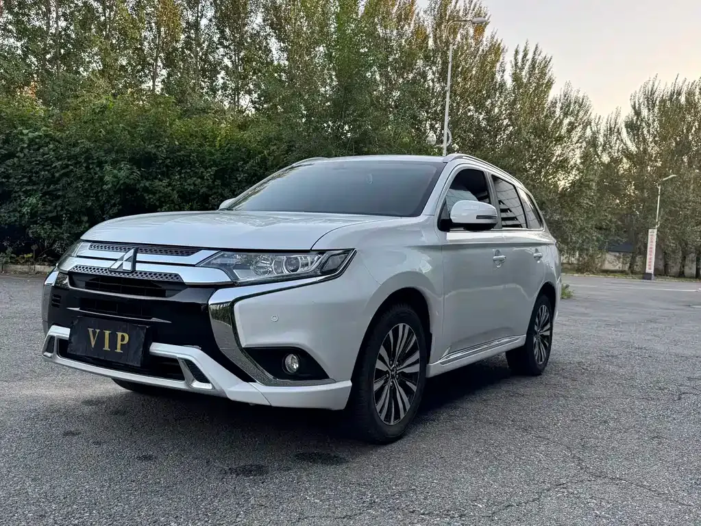 Mitsubishi Outlander — фото 1