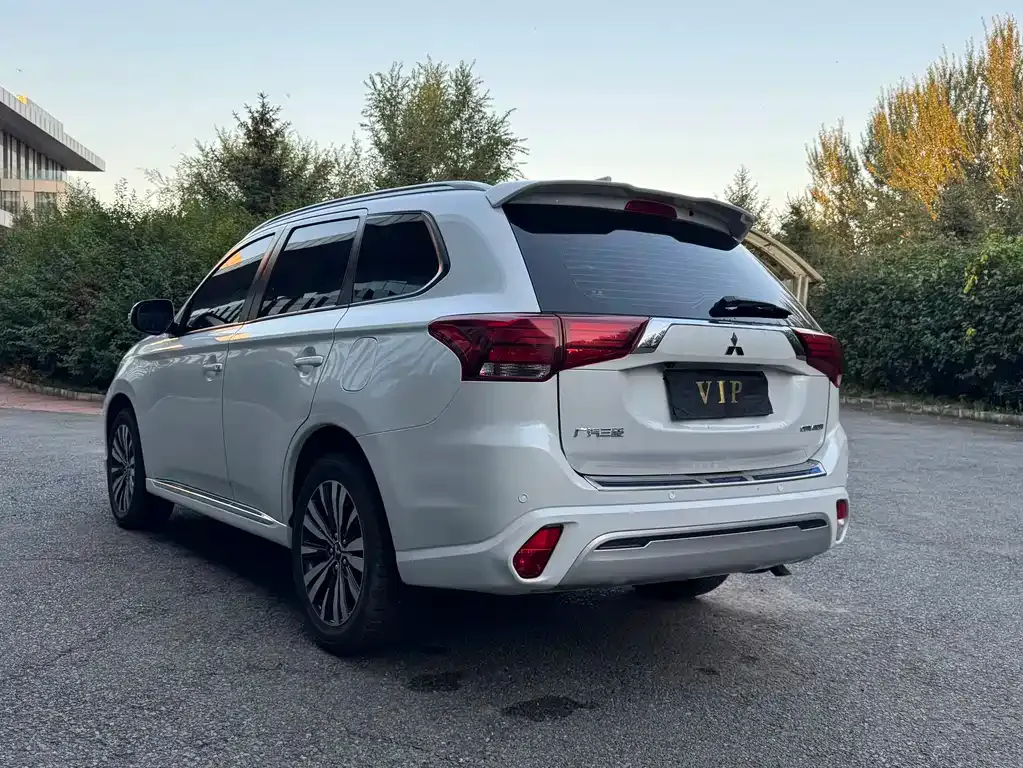 Mitsubishi Outlander — фото 3