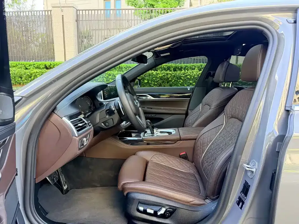 BMW 7 Series — фото 10