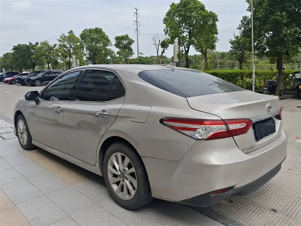 Toyota Camry — фото 5