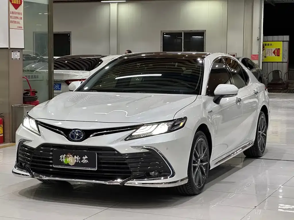 Toyota Camry — фото 1