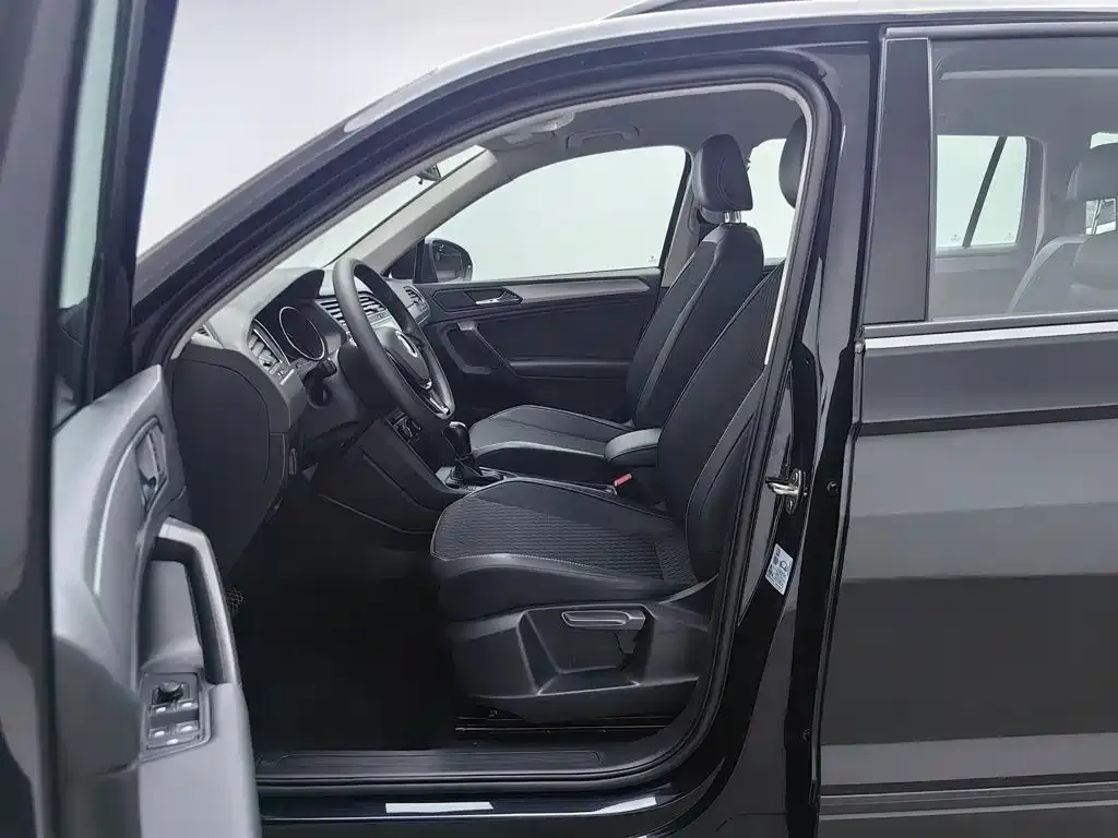 Volkswagen Tiguan L — фото 9